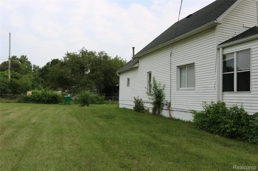 2703 Narloch Street Saginaw City, MI 48601