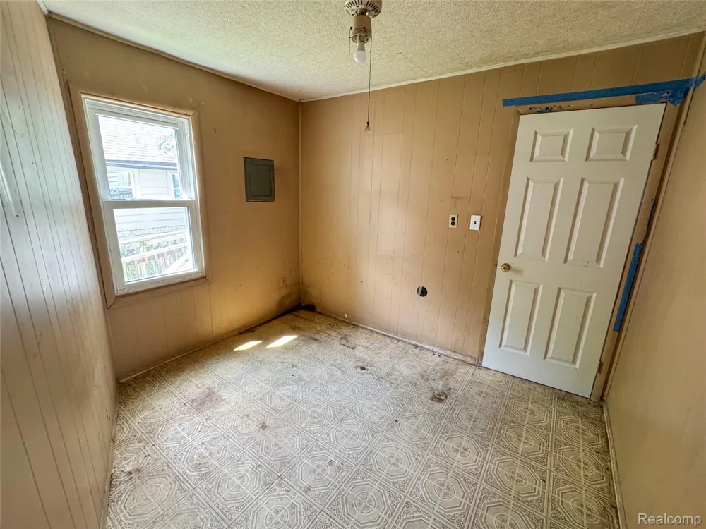 110 Waterly Avenue Waterford Charter Township, MI 48328