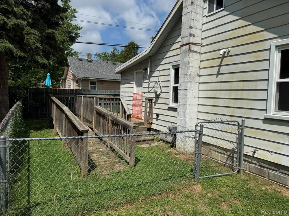110 Waterly Avenue Waterford Charter Township, MI 48328