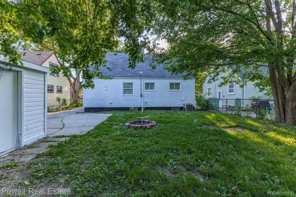 25246 Hayes rd Roseville City, MI 48066