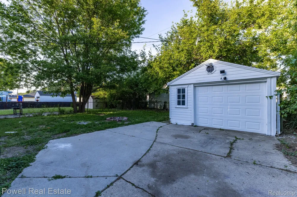 25246 Hayes rd Roseville City, MI 48066