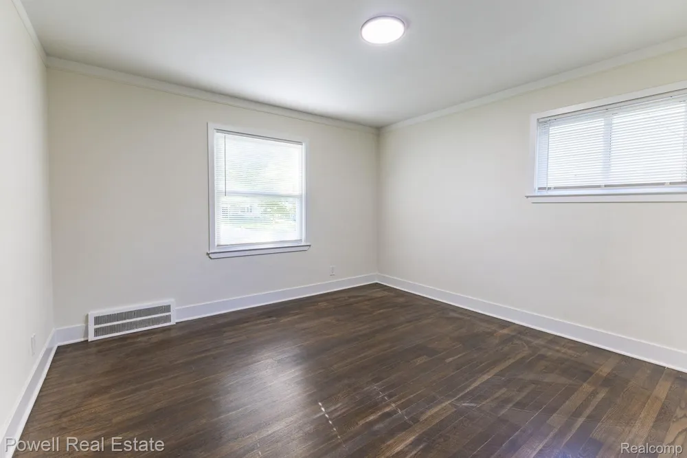 25246 Hayes rd Roseville City, MI 48066
