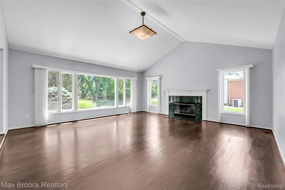 107 Millstone Drive Troy City, MI 48084