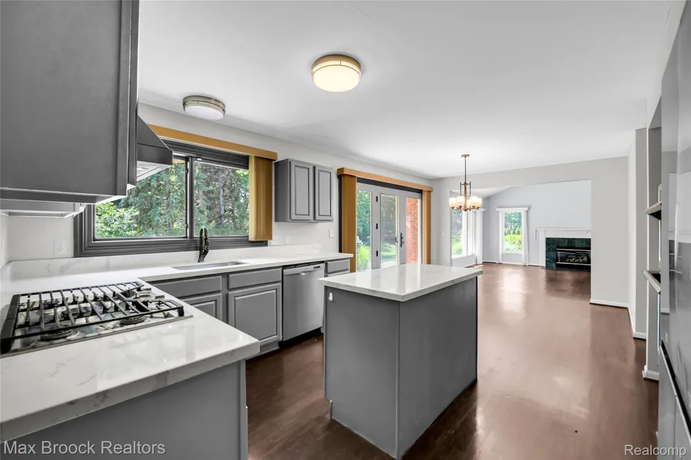 107 Millstone Drive Troy City, MI 48084