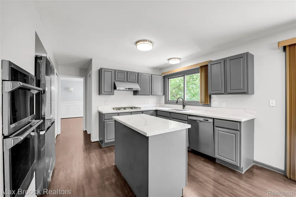 107 Millstone Drive Troy City, MI 48084