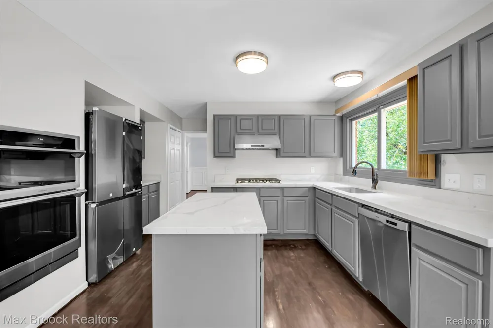 107 Millstone Drive Troy City, MI 48084