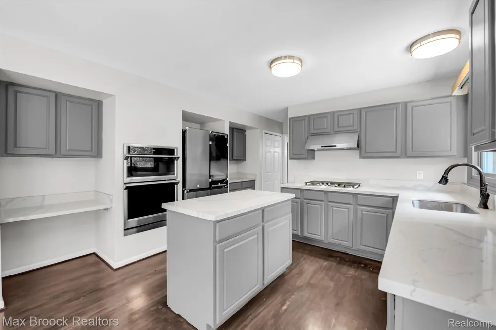 107 Millstone Drive Troy City, MI 48084