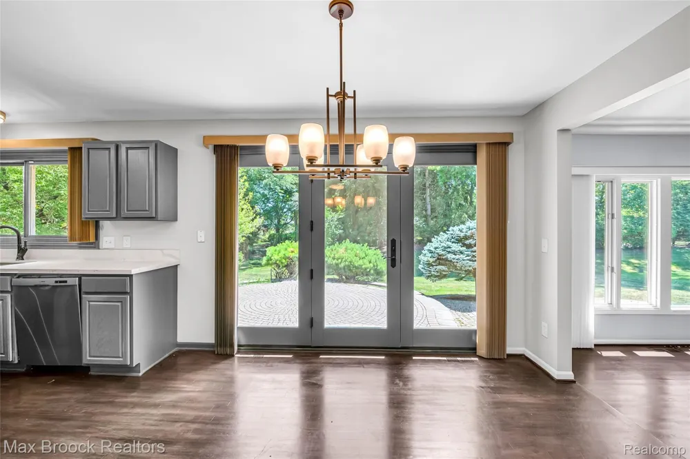 107 Millstone Drive Troy City, MI 48084