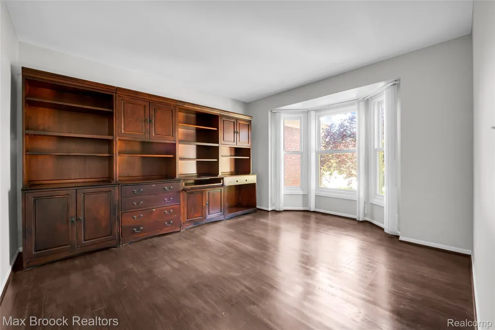 107 Millstone Drive Troy City, MI 48084