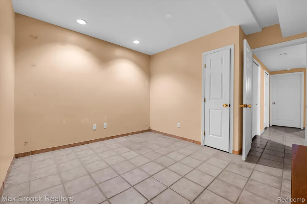 107 Millstone Drive Troy City, MI 48084