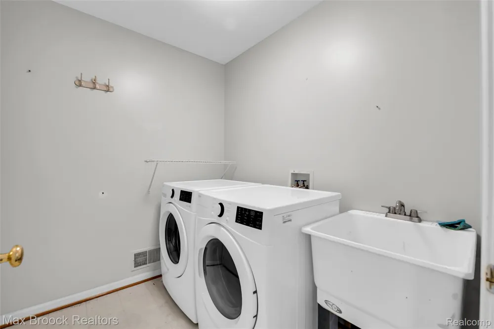 107 Millstone Drive Troy City, MI 48084