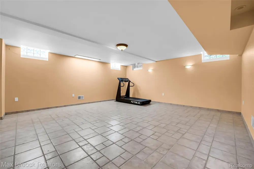 107 Millstone Drive Troy City, MI 48084