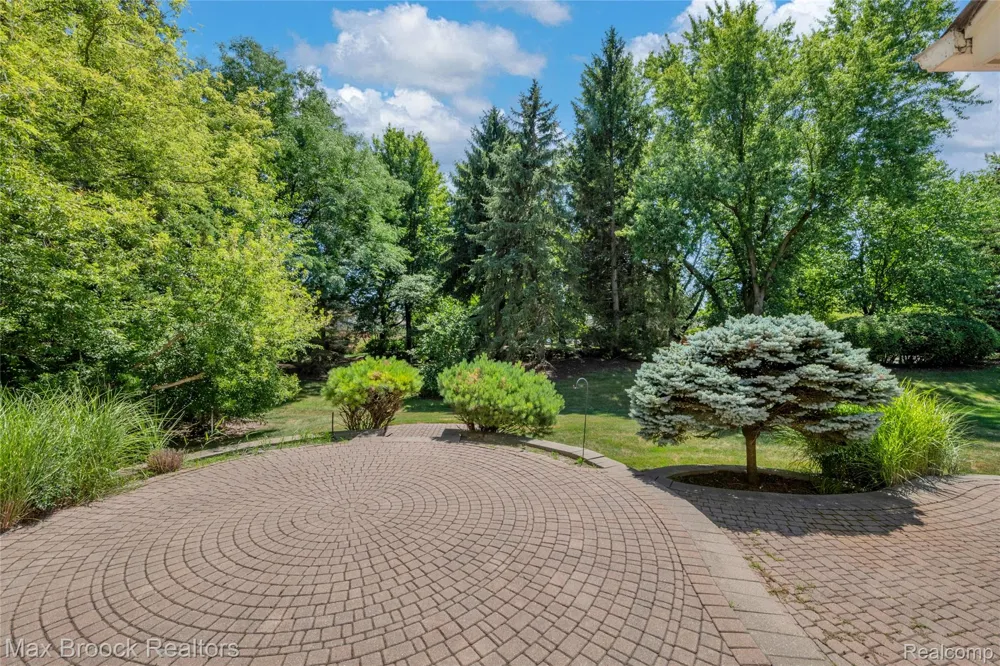 107 Millstone Drive Troy City, MI 48084