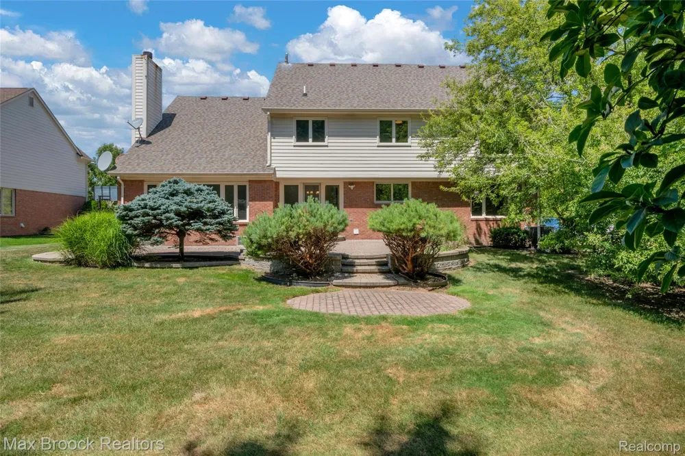 107 Millstone Drive Troy City, MI 48084