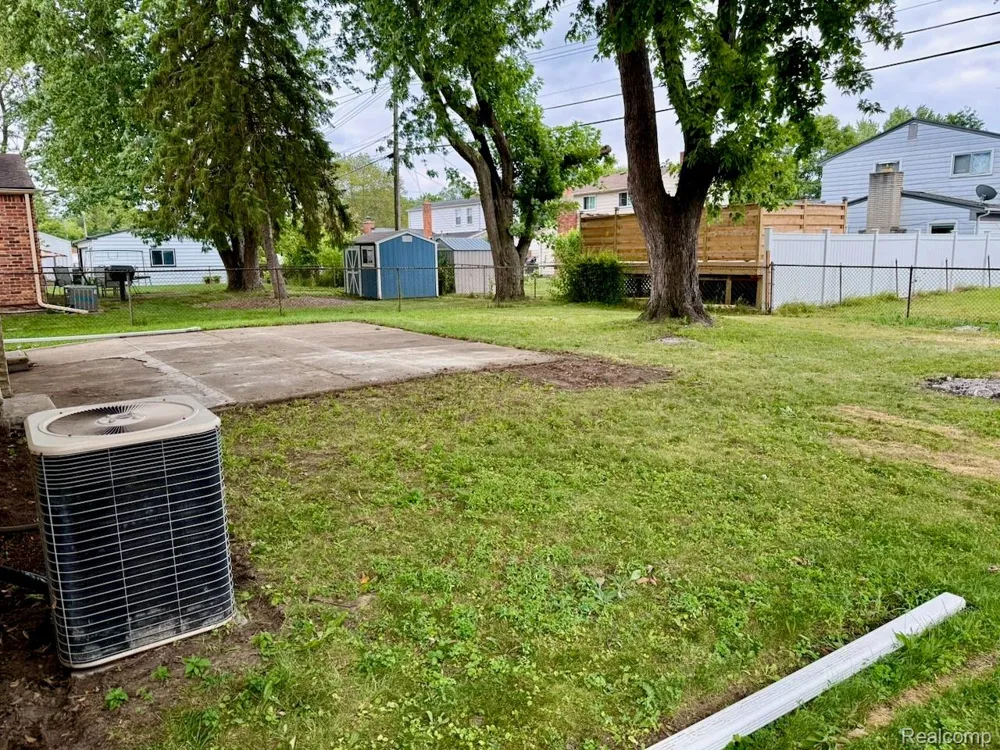 14641 Kingston Street Oak Park City, MI 48237