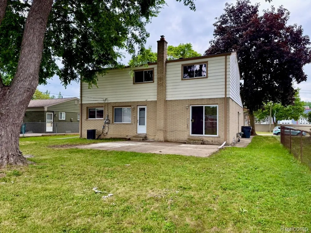 14641 Kingston Street Oak Park City, MI 48237