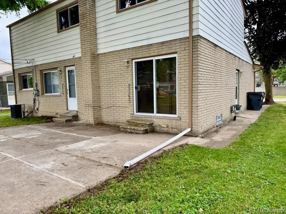 14641 Kingston Street Oak Park City, MI 48237