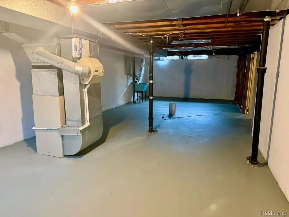 14641 Kingston Street Oak Park City, MI 48237