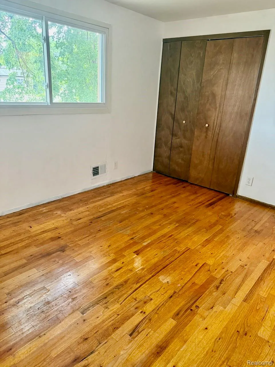 14641 Kingston Street Oak Park City, MI 48237
