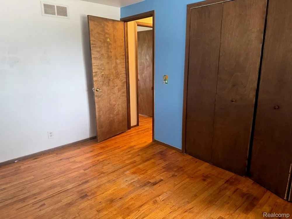14641 Kingston Street Oak Park City, MI 48237