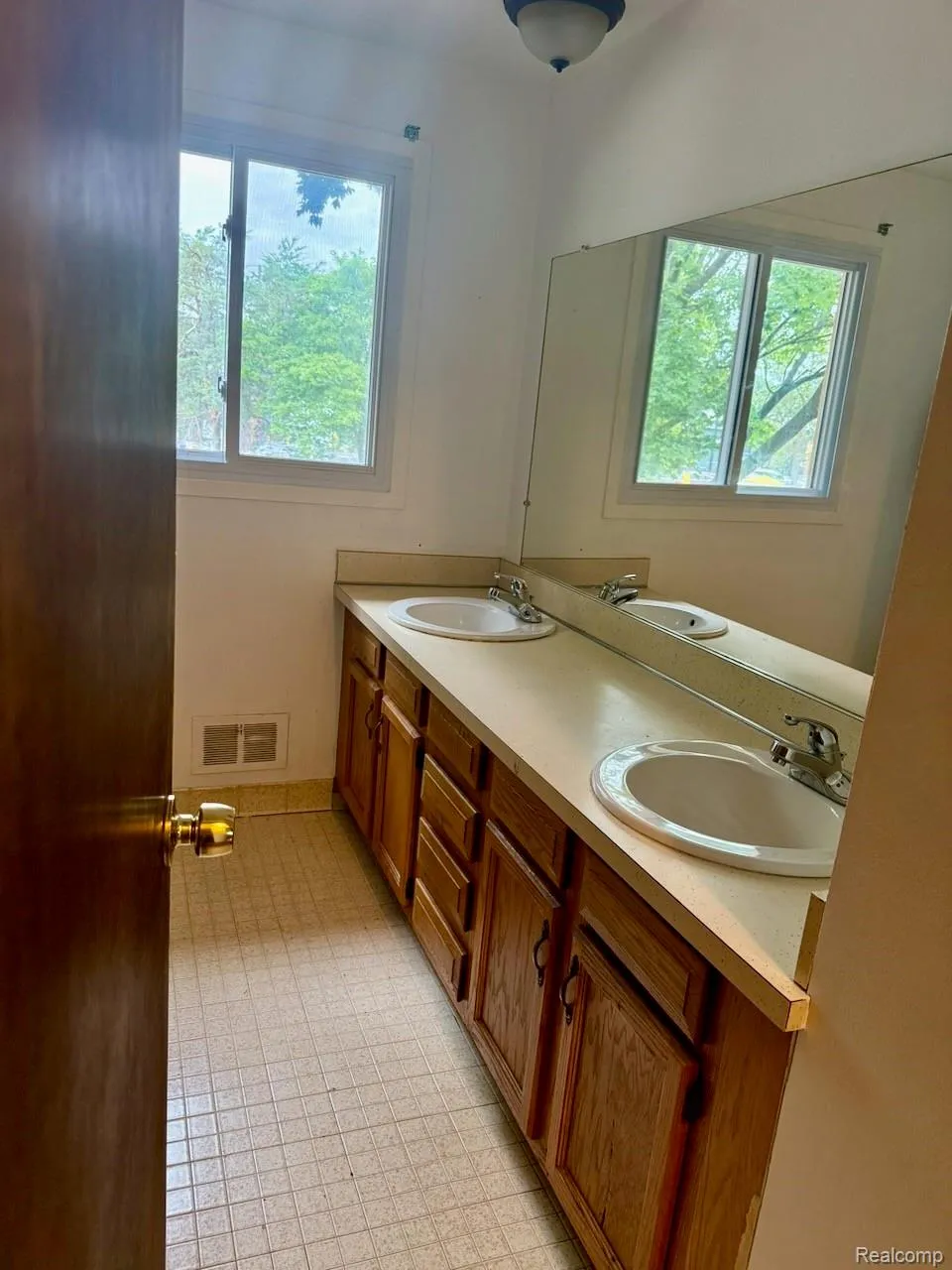 14641 Kingston Street Oak Park City, MI 48237
