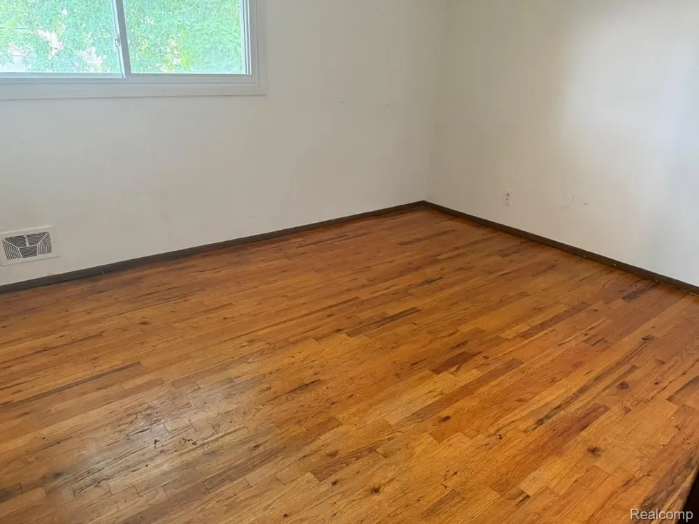 14641 Kingston Street Oak Park City, MI 48237