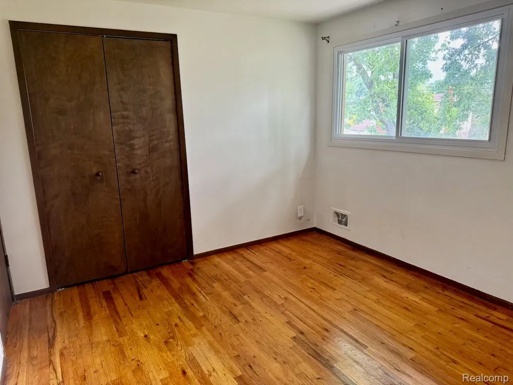 14641 Kingston Street Oak Park City, MI 48237