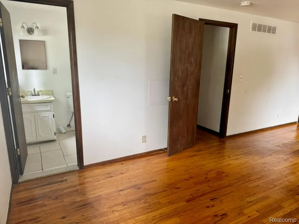 14641 Kingston Street Oak Park City, MI 48237