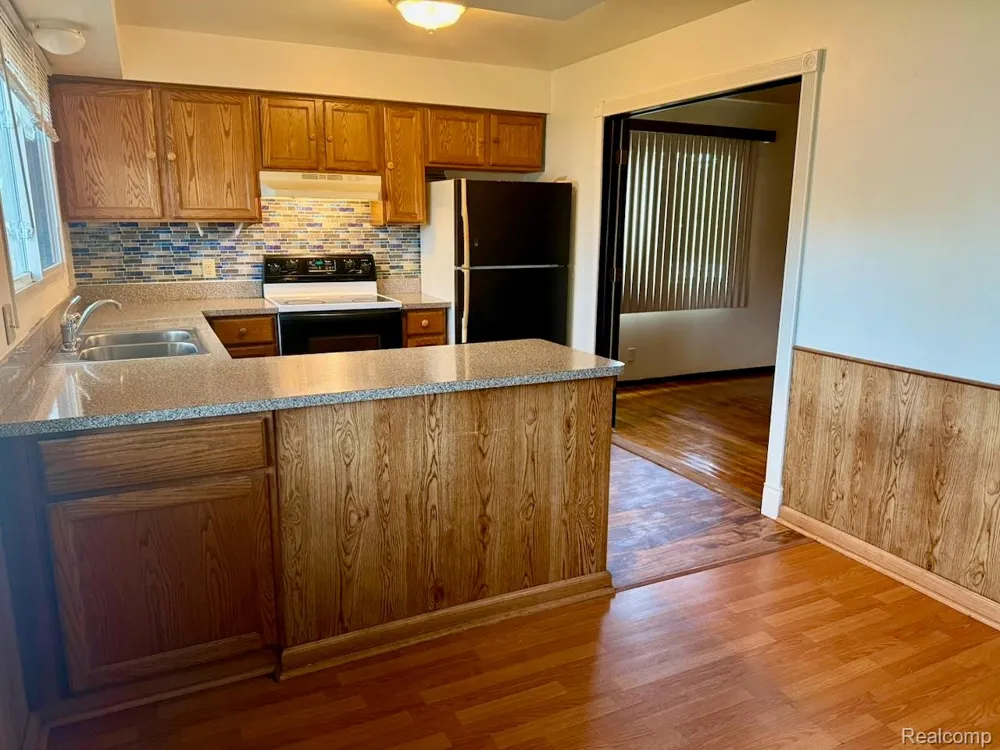 14641 Kingston Street Oak Park City, MI 48237