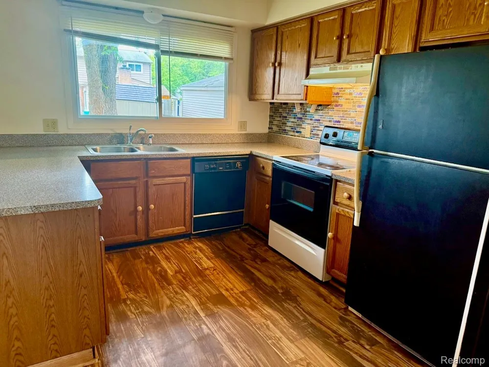 14641 Kingston Street Oak Park City, MI 48237