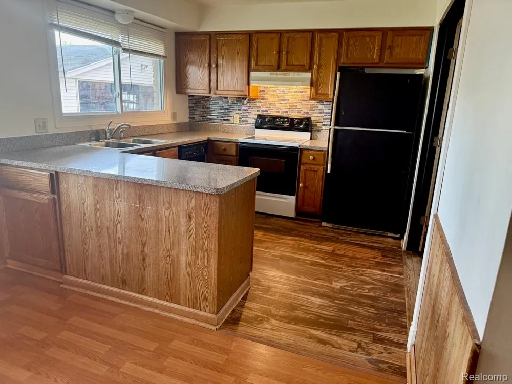 14641 Kingston Street Oak Park City, MI 48237