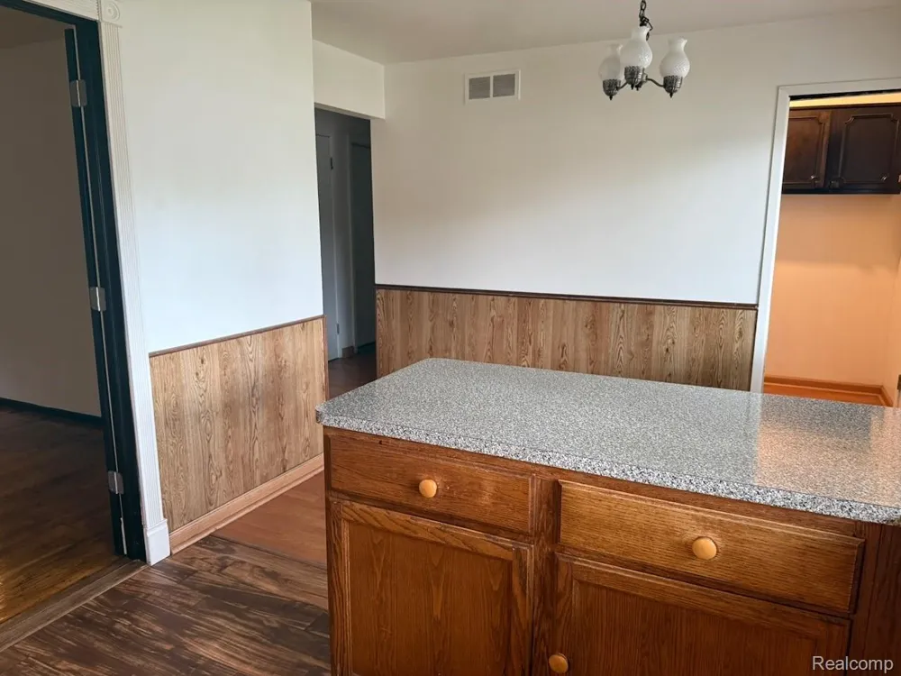 14641 Kingston Street Oak Park City, MI 48237