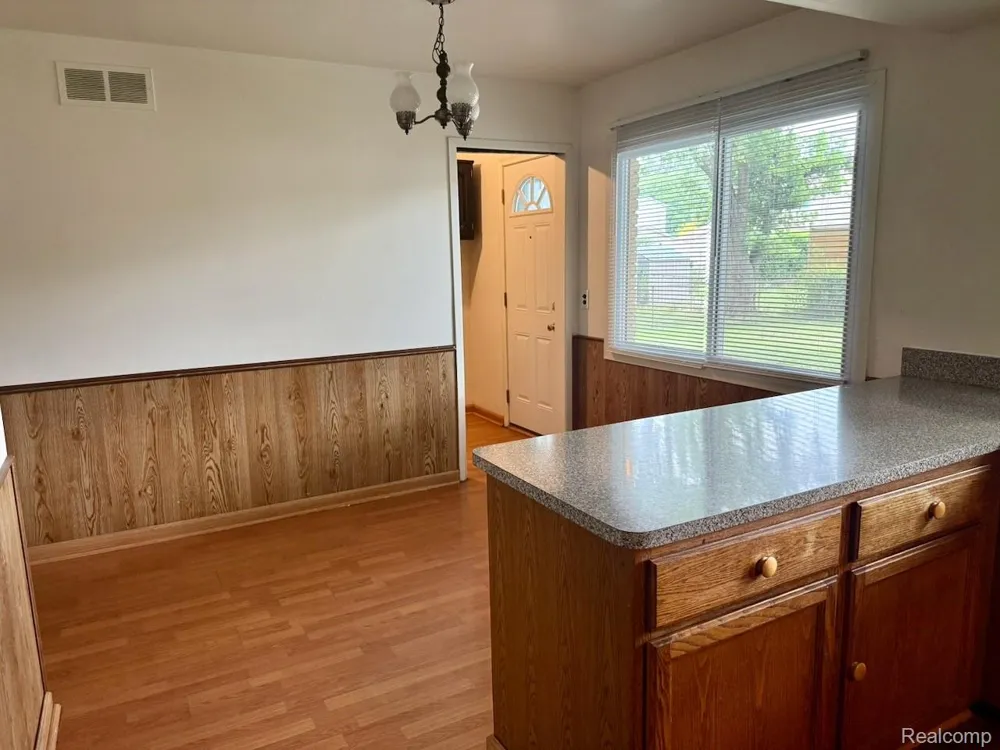 14641 Kingston Street Oak Park City, MI 48237