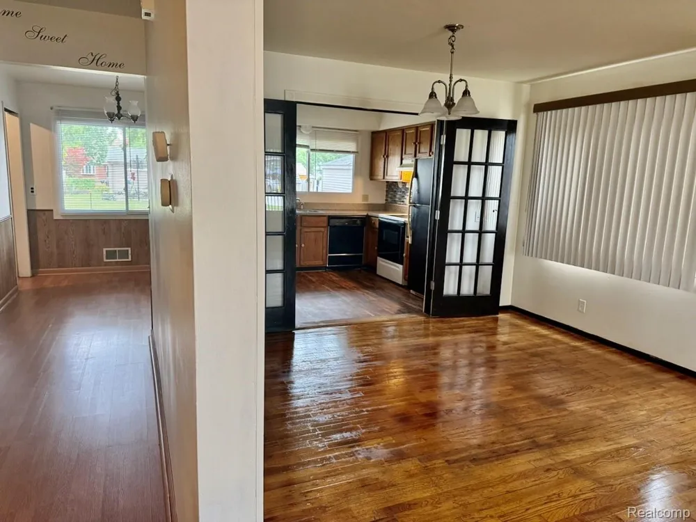 14641 Kingston Street Oak Park City, MI 48237