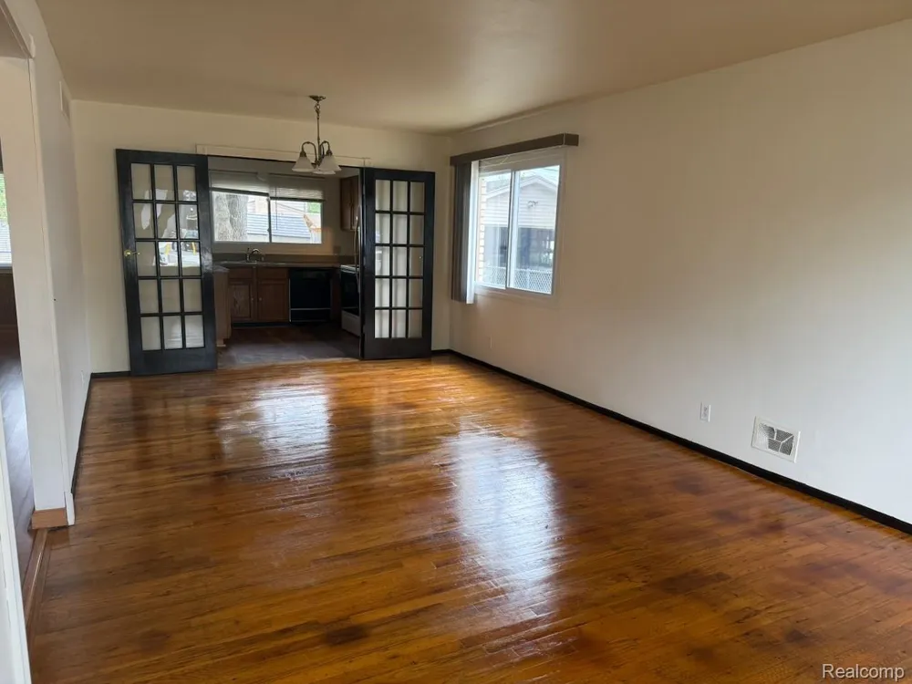 14641 Kingston Street Oak Park City, MI 48237