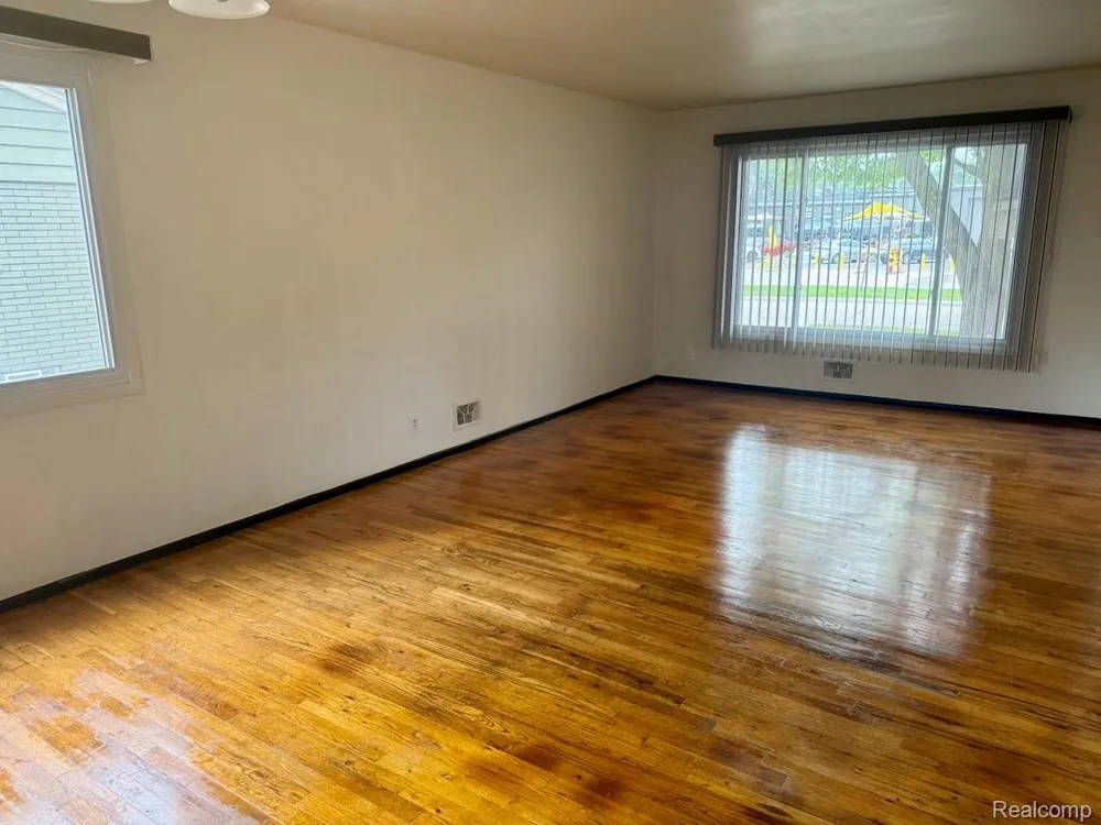 14641 Kingston Street Oak Park City, MI 48237