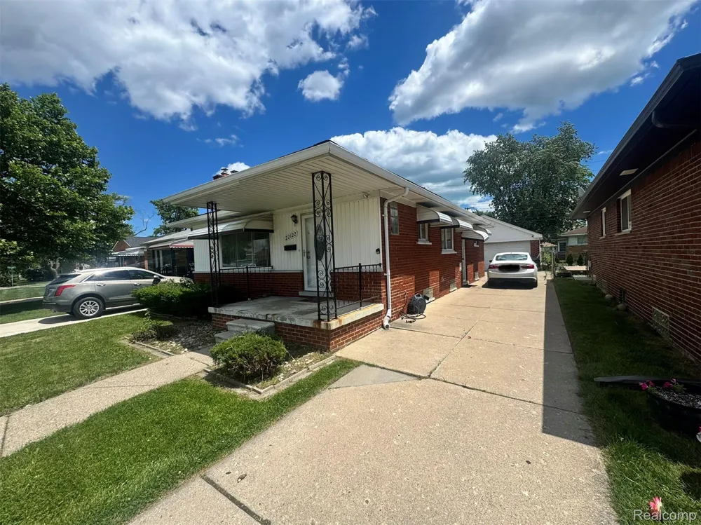 22122 Kelly Road Eastpointe City, MI 48021