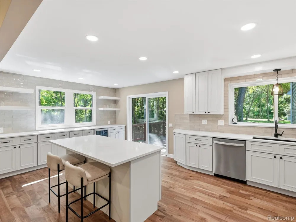 25980 Lyman Lane Lyon Charter Township, MI 48165