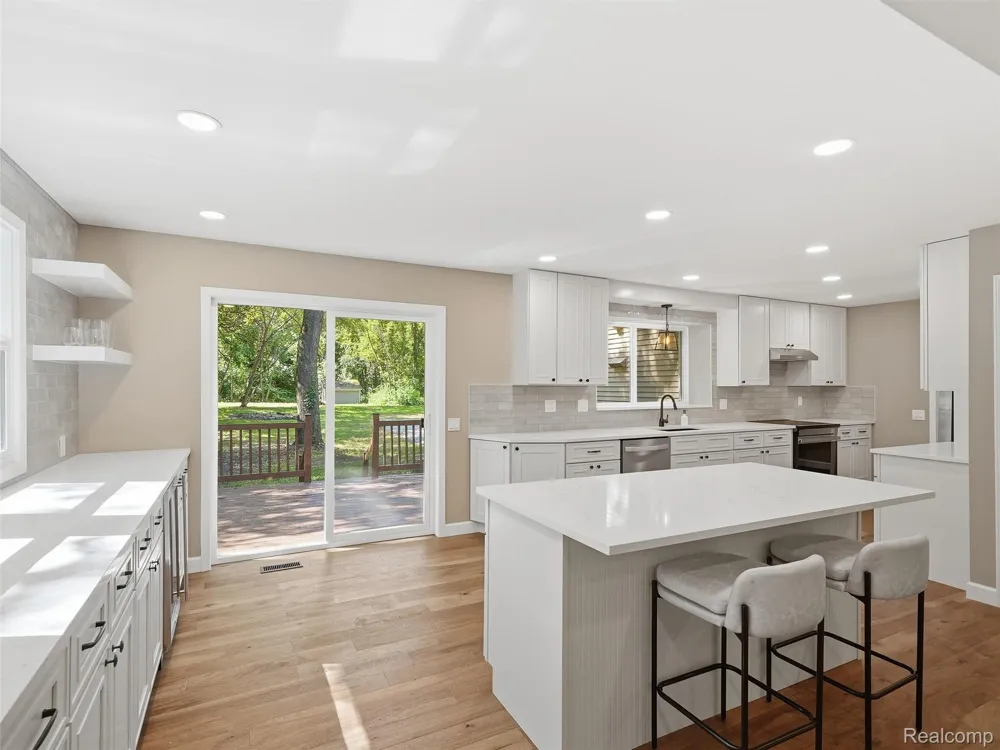 25980 Lyman Lane Lyon Charter Township, MI 48165