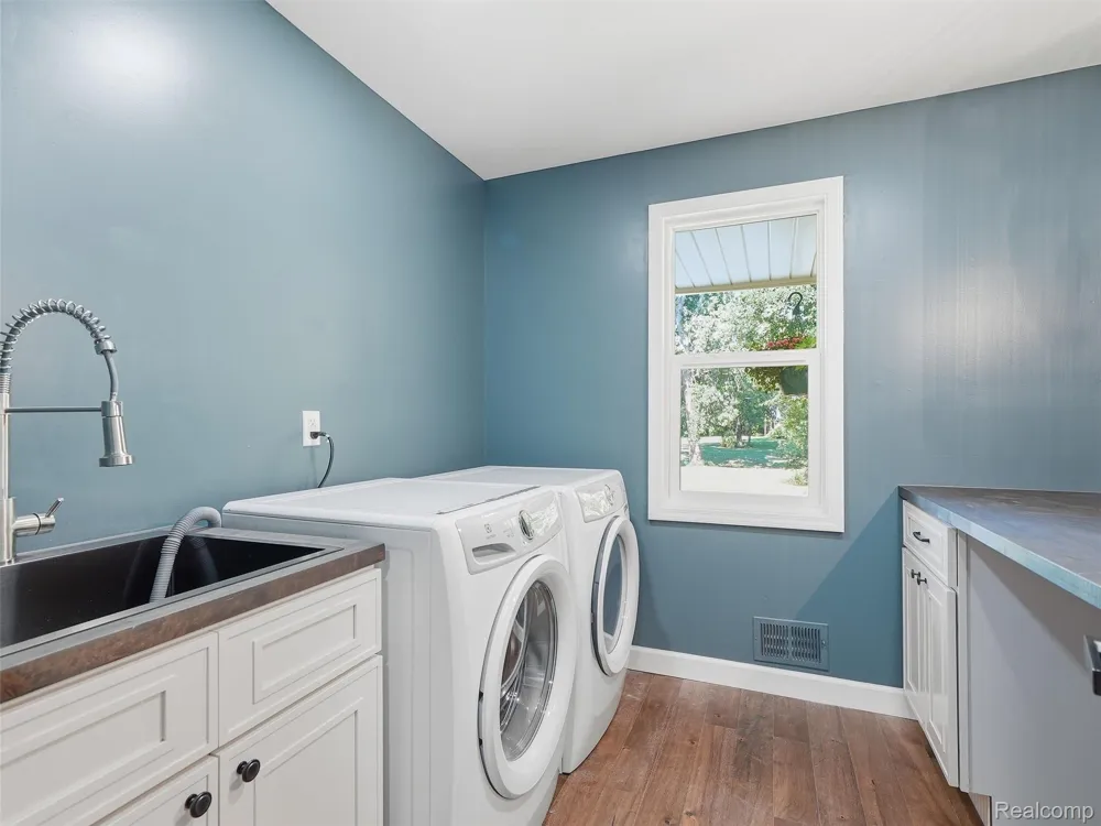 25980 Lyman Lane Lyon Charter Township, MI 48165