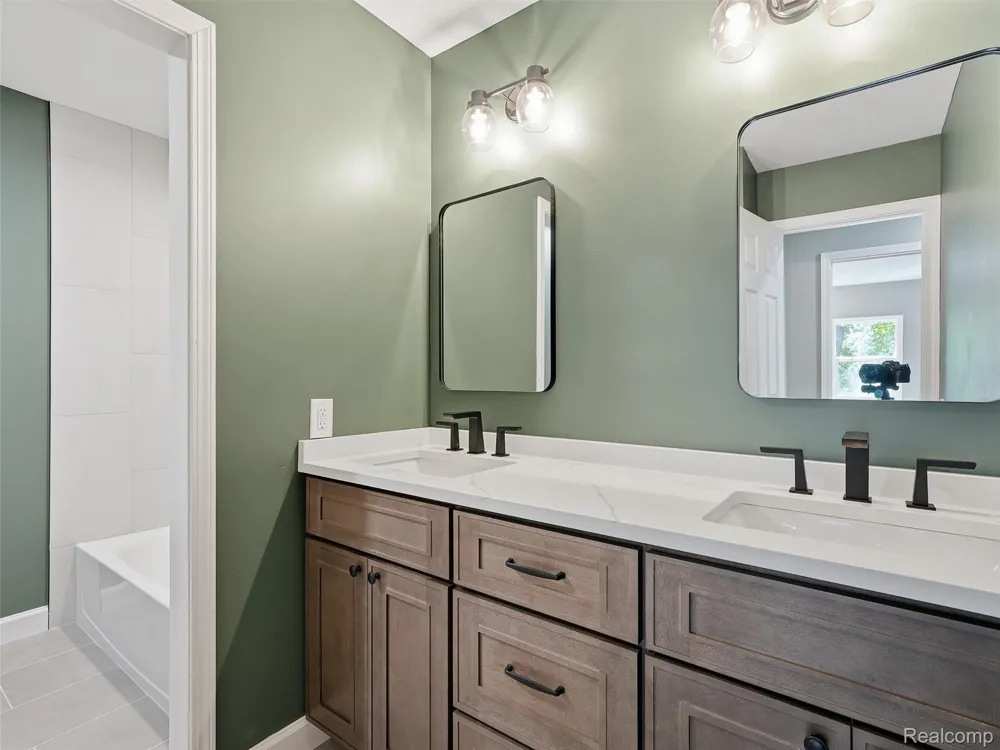 25980 Lyman Lane Lyon Charter Township, MI 48165