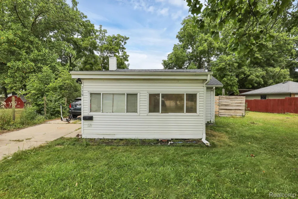 719 Robert Street Lansing City, MI 48910