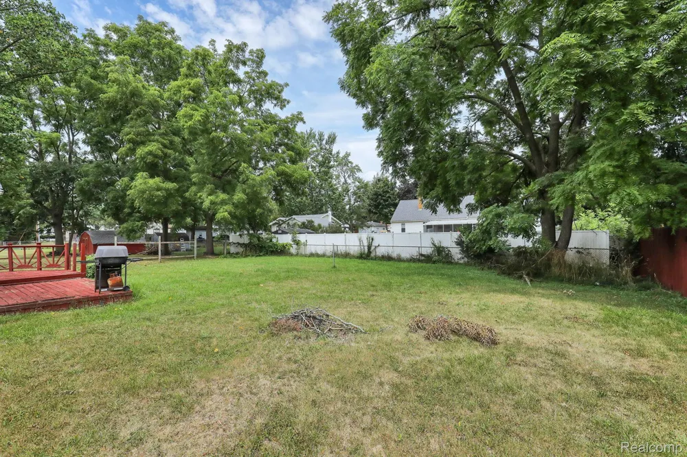 719 Robert Street Lansing City, MI 48910