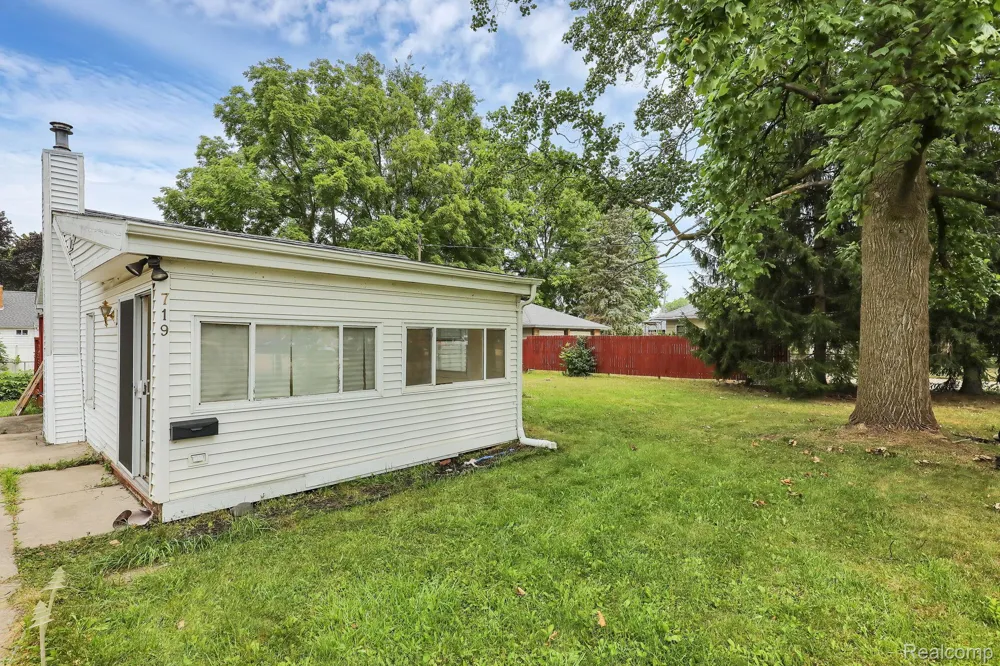 719 Robert Street Lansing City, MI 48910