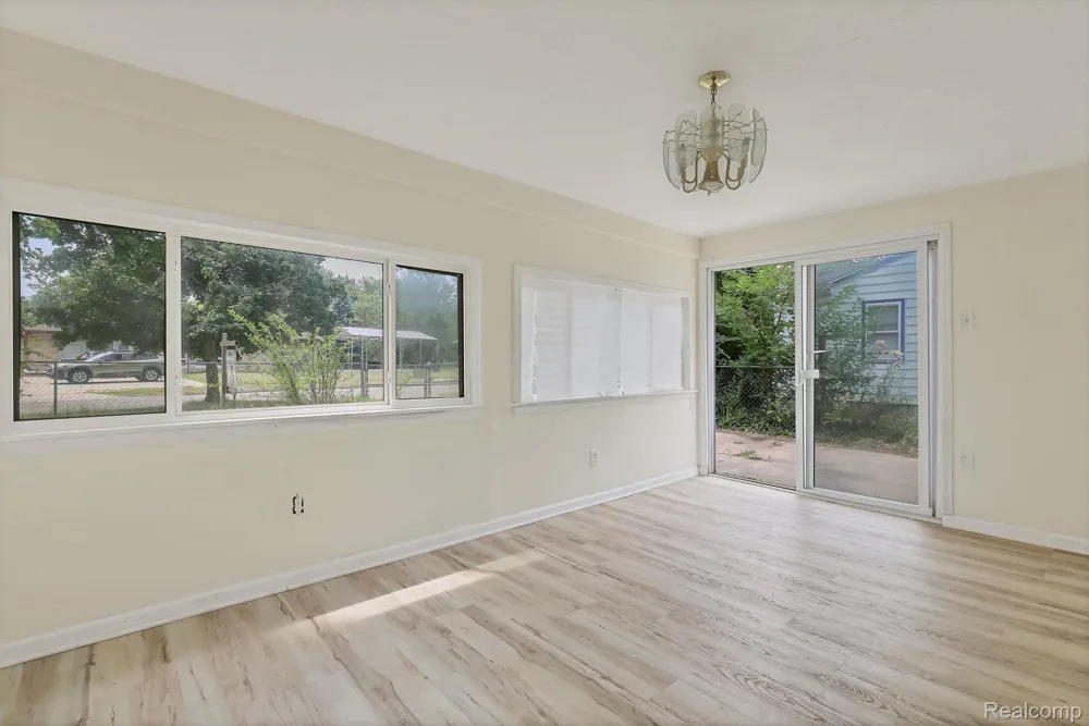 719 Robert Street Lansing City, MI 48910