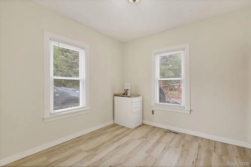 719 Robert Street Lansing City, MI 48910