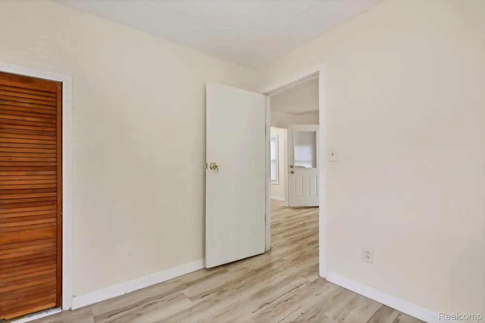 719 Robert Street Lansing City, MI 48910