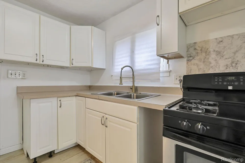 719 Robert Street Lansing City, MI 48910
