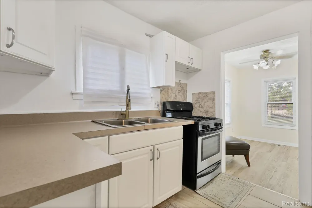 719 Robert Street Lansing City, MI 48910