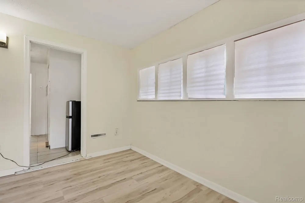 719 Robert Street Lansing City, MI 48910